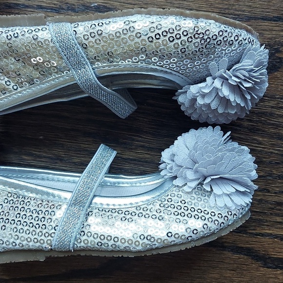 Girl Sequined Mary Janes Dress Shoes - Silver with flower pompom - sz 7 - Picture 5 of 7